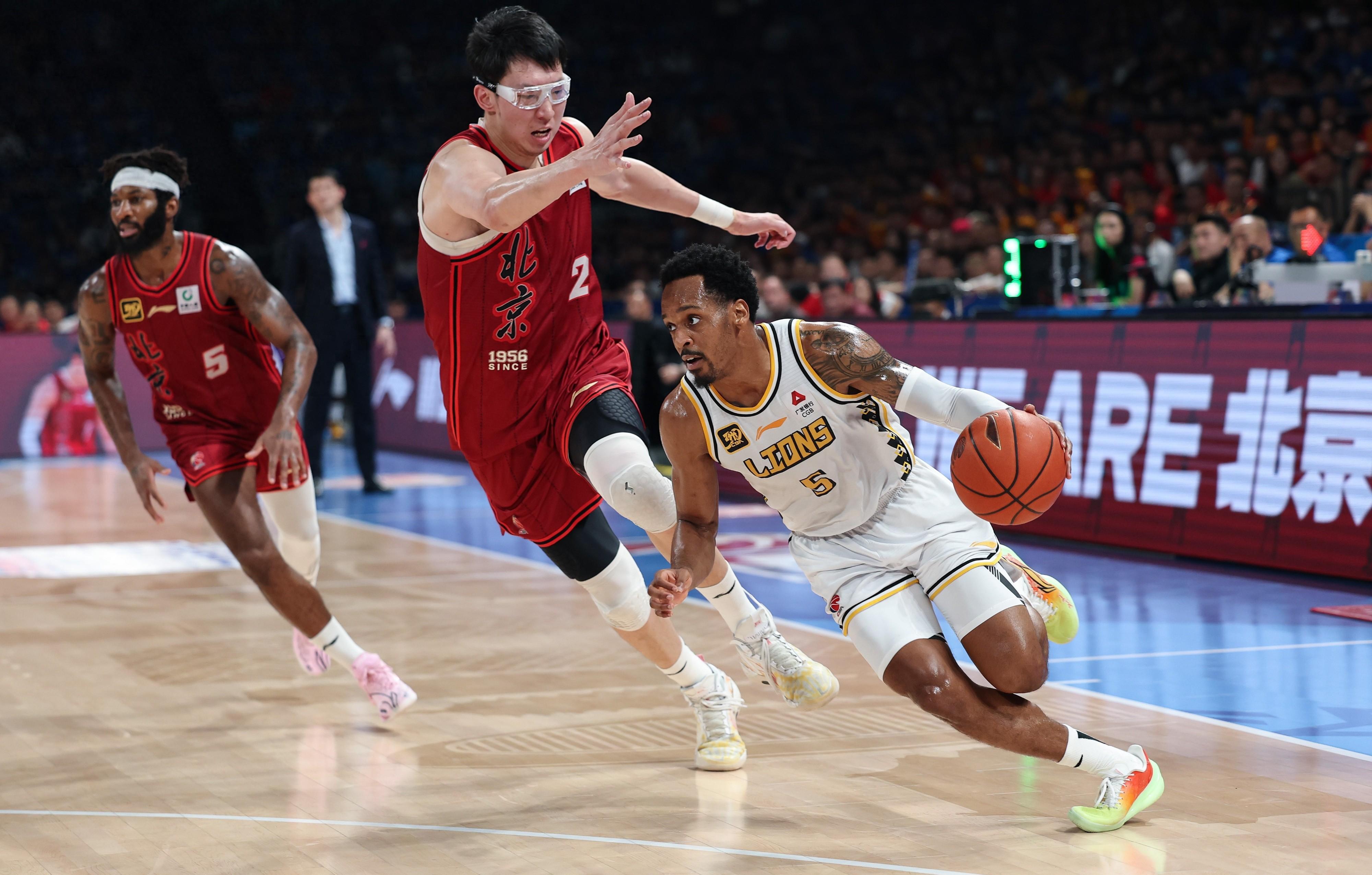 九游彩票 -浙江队训练开放日，关键时刻扳平良机引欢呼，英超在即，资深球员宣示担当 