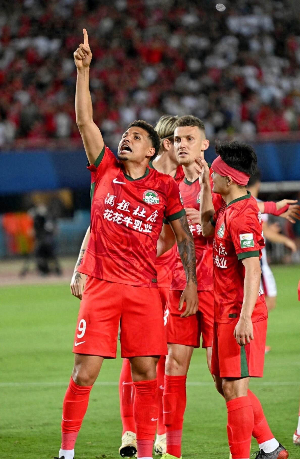 九游电竞 -AC米兰围绕葡超造点机会风云突变成都蓉城冲刺阶段战术微调，今晚新疆广汇单刀错失——欧联节点到来看傻球迷 